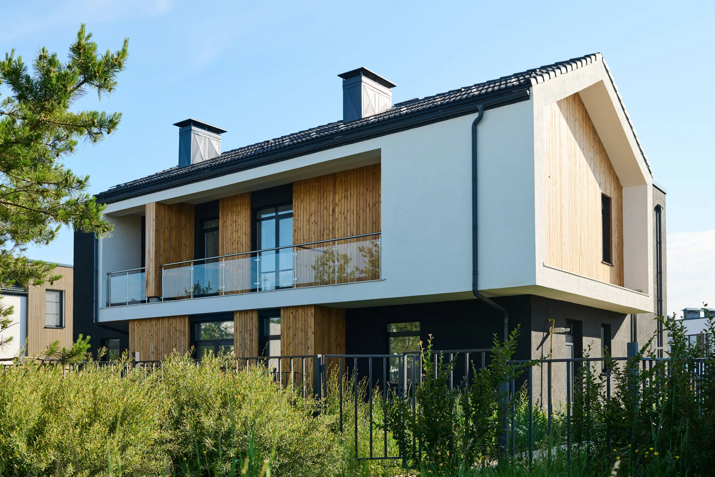 Modernes Wohnhaus mit Balkon und Garten