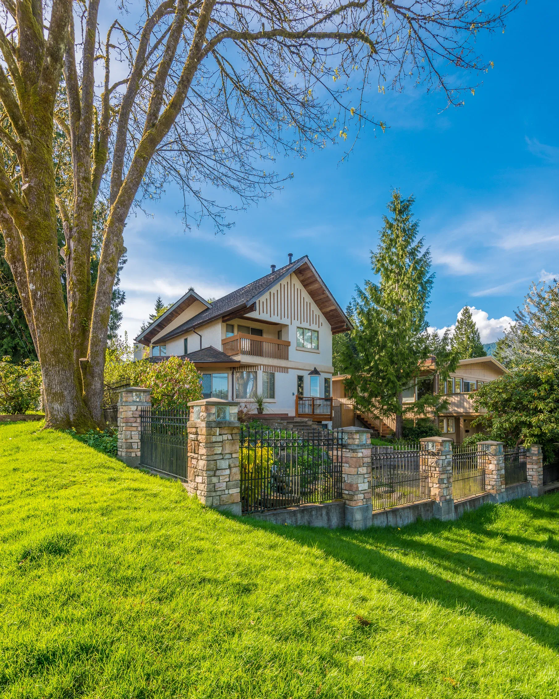 Gartenmauer mit Pfeilern aus Naturstein vor einem Wohnhaus