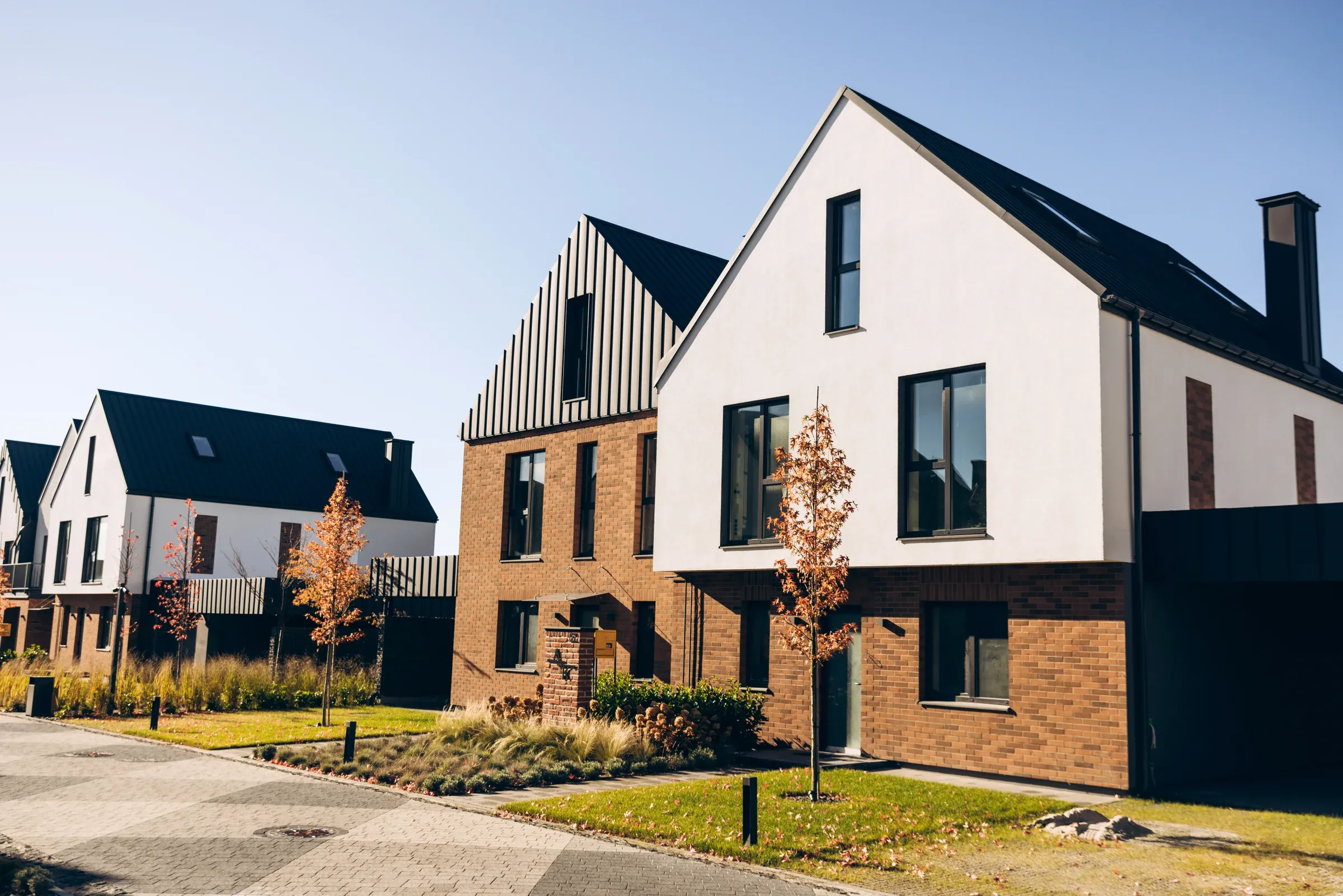 Neue Wohnhäuser mit Klinkerfassade und Vorgarten
